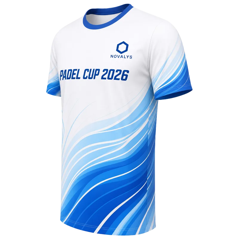 Maillot de padel vu de trois quarts, impression sublimée sur les manches et les côtés
