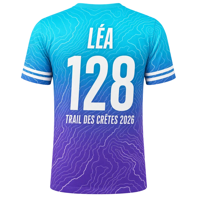 Dos d’un maillot de trail personnalisé, prénom LÉA et numéro 128, nom de la course